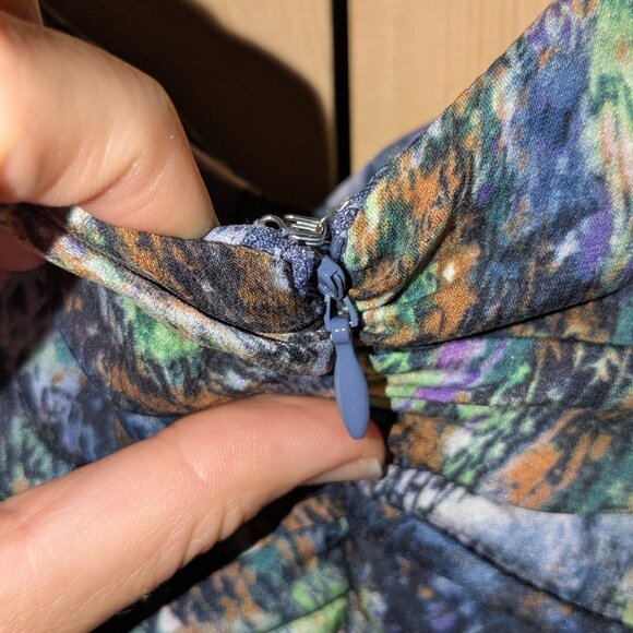 CATHERINE MALANDRINO Silk Sleeveless Dress Size 10 Sheath Knee Length V Neck Zip - Picture 13 of 13